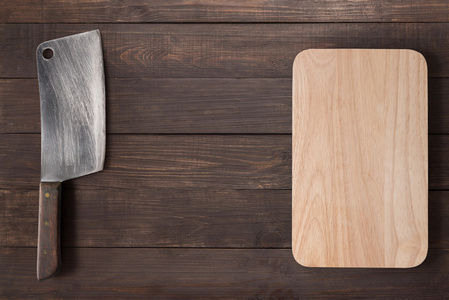 切肉刀和砧板上的木制的背景