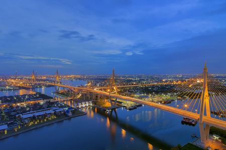 在黄昏时分，泰国普密蓬桥