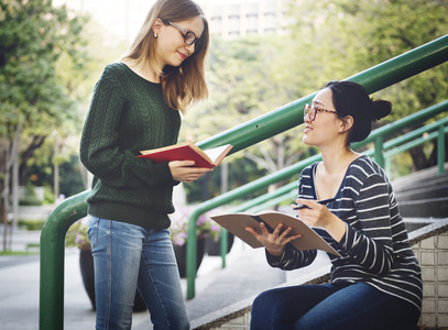 在大学校园里的女孩图片