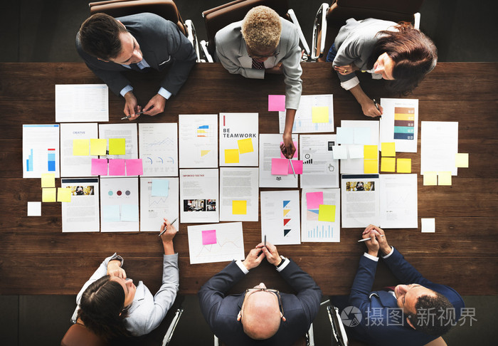 一群人在会议上集思广益