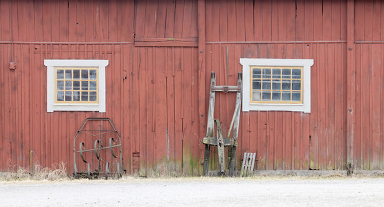 传统老红谷仓墙 一个窗口和一个雪橇