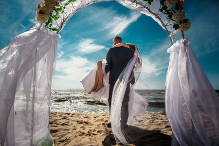 幸福的新婚夫妇在海滩上