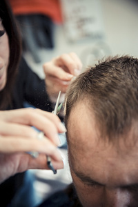 发型给男性顾客在美容院的美容师手的特写