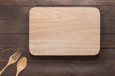 切菜板 汤匙和叉子的木制的背景