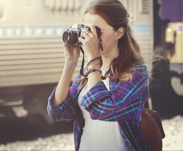 旅行的女孩摄影师