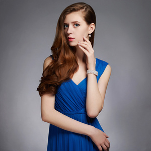 Beauitiful 蓝色裙子的年轻女子