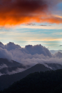 特罗多斯山，塞浦路斯的戏剧性 cloudscape 夕阳