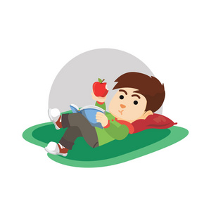 男孩吃苹果和读一本书