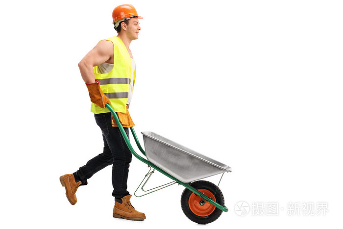 工作人员推空的手推车