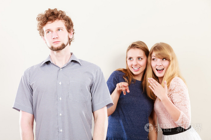 两个女人说话人的闲话