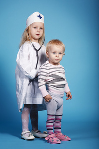 两个可爱的小女孩扮演医生