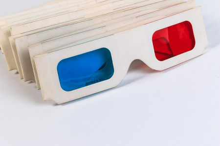 使用的 3d 纸眼镜白色背景上孤立