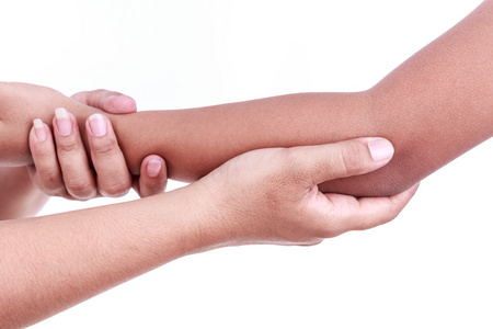 女人的手抱着孩子的胳膊肘.胳膊肘疼痛概念照片