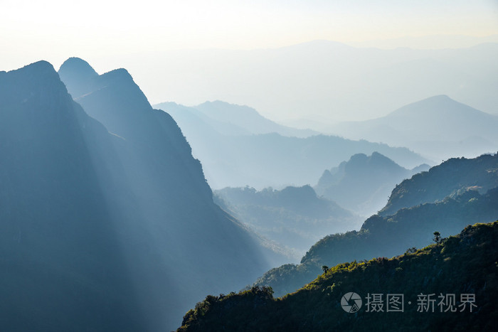 美丽的山地景观的层叠