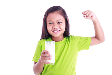 年轻的亚洲女孩，抱着牛奶玻璃隔离主人家的肖像
