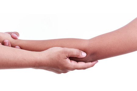 女人的手抱着孩子的胳膊肘.胳膊肘疼痛概念照片