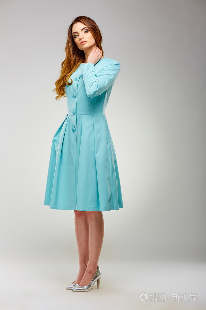 漂亮的女孩在时尚时髦的衣服,在 graybackground 上行走.