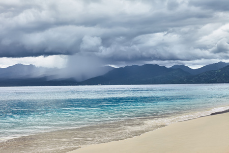 海滩上一个下雨天