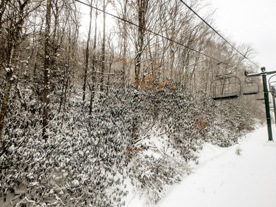 在滑雪场在暴风雪期间抽象场景图片
