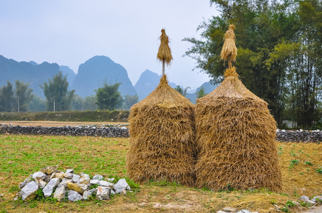 两个草垛山和竹子背景