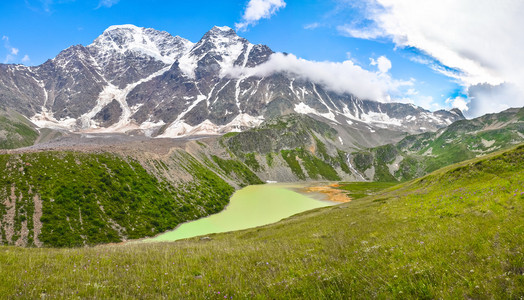 全景图。在北高加索地区的高山湖泊