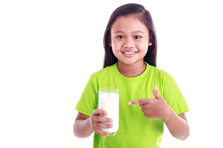年轻的亚洲女孩，抱着牛奶玻璃隔离主人家的肖像