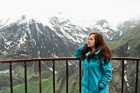 年轻女人享受着 Gudauri，格鲁吉亚在高加索山的景色