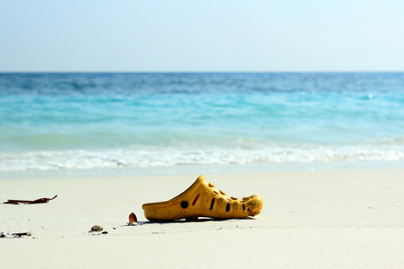在岸上的黄色拖鞋
