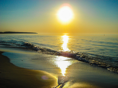 在海岸线上的夕阳照片