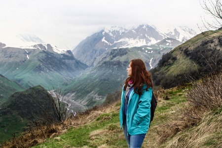 年轻女人享受着 Gudauri，格鲁吉亚在高加索山的景色