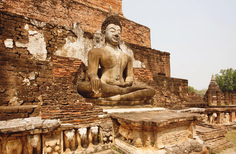 雕刻的寺庙墙壁和身体在素可泰历史公园，泰国佛