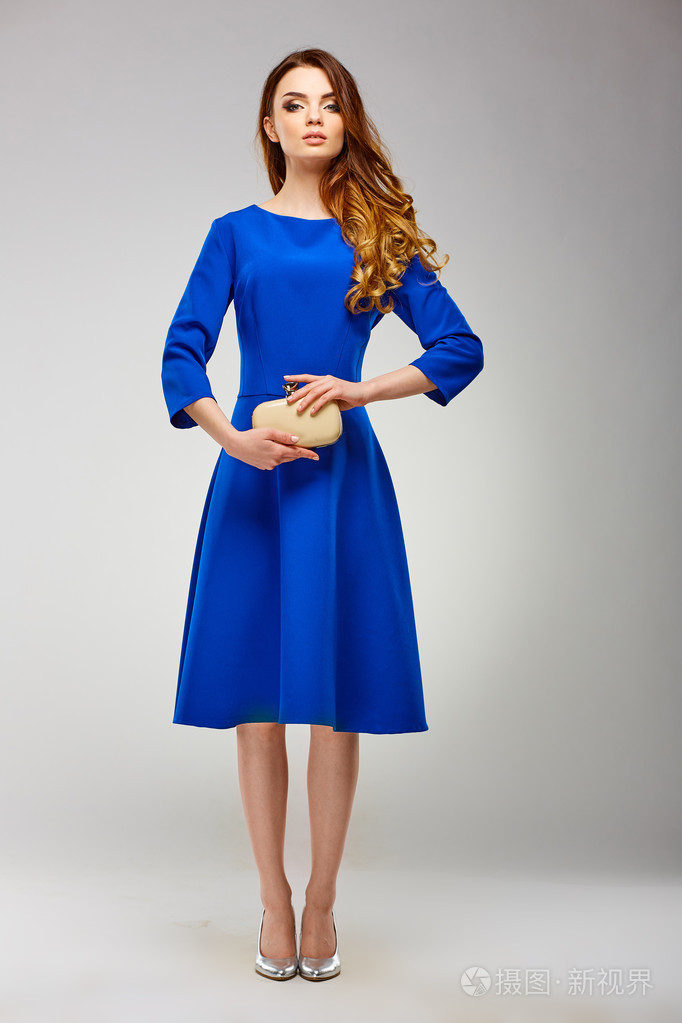 漂亮的女孩在时尚时髦的衣服,在 graybackground 上行走.