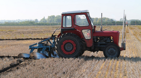 拖拉机和耕犁图片