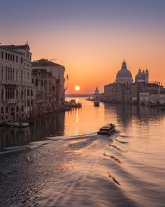 威尼斯大运河的水上出租车的日出