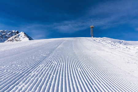 滑雪道径雪堆
