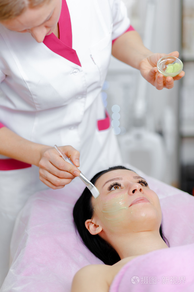 年轻的黑头发的漂亮女人获取过程中美容美发