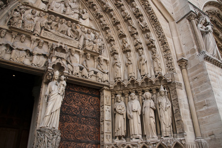 巴黎圣母院门户的主要入口，最后一次判决。
