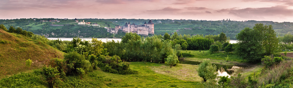 在河岸丘陵上的古城堡图片