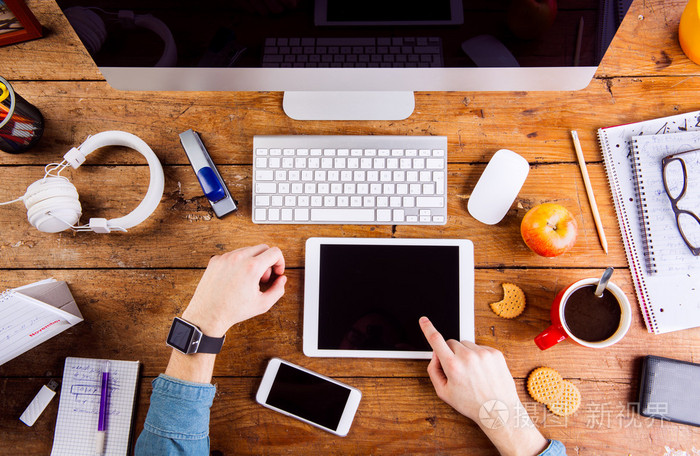 业务办公室伏案工作的人