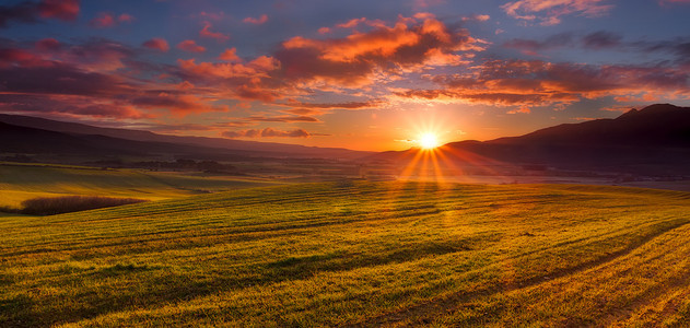 域上的日出日出与内脏域上的巨大光芒照片
