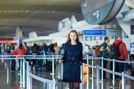 年轻的女性旅行者在国际机场