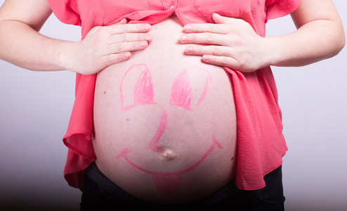 画幸福笑脸怀孕女孩的肚子