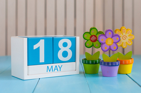 5月18日白色背面木制彩色日历图像照片