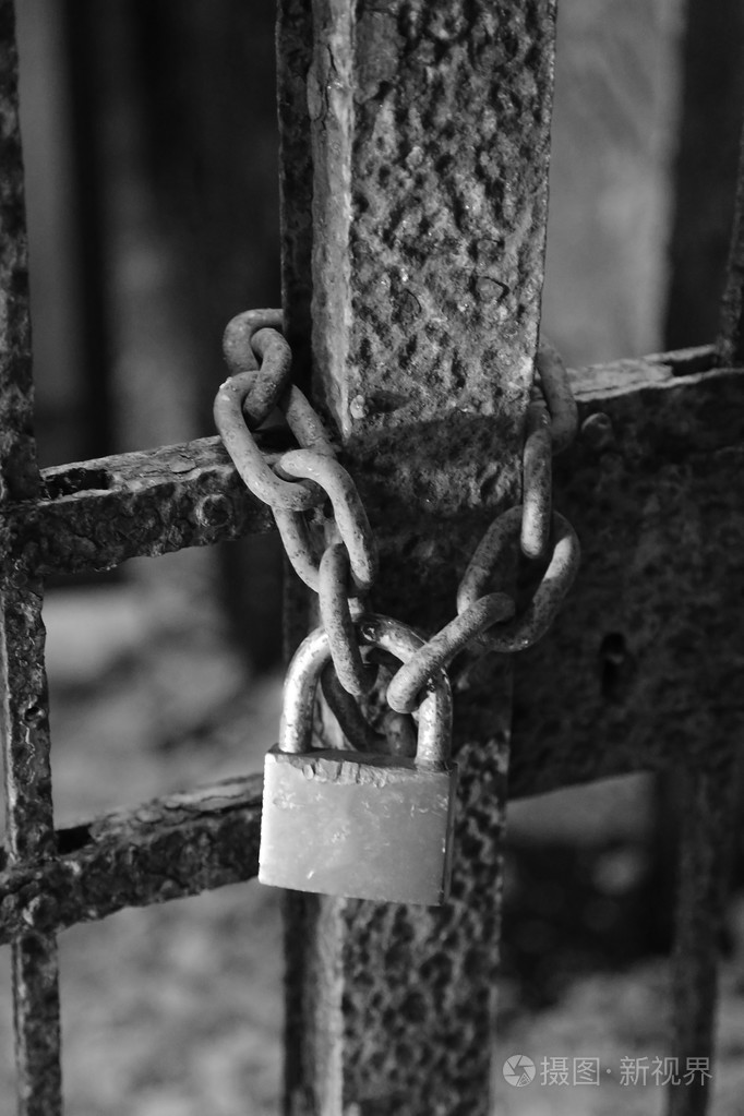 大老生锈的锁与链子和重的门监狱