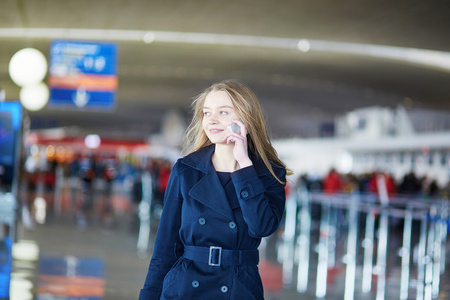 年轻的女性旅行者在国际机场