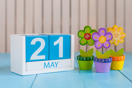 5月21日白色背面木制彩色日历图像照片