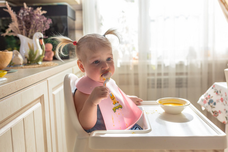 一个人吃饭图片