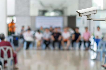 闭路电视安全摄像机显示器在明亮的会议大厅会议模糊背景上