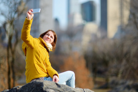 女人采取自拍照在中央公园