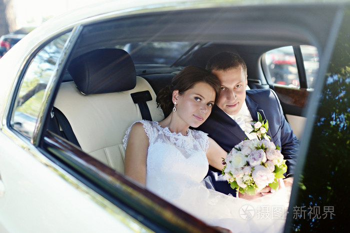 新娘婚车 抱着图片